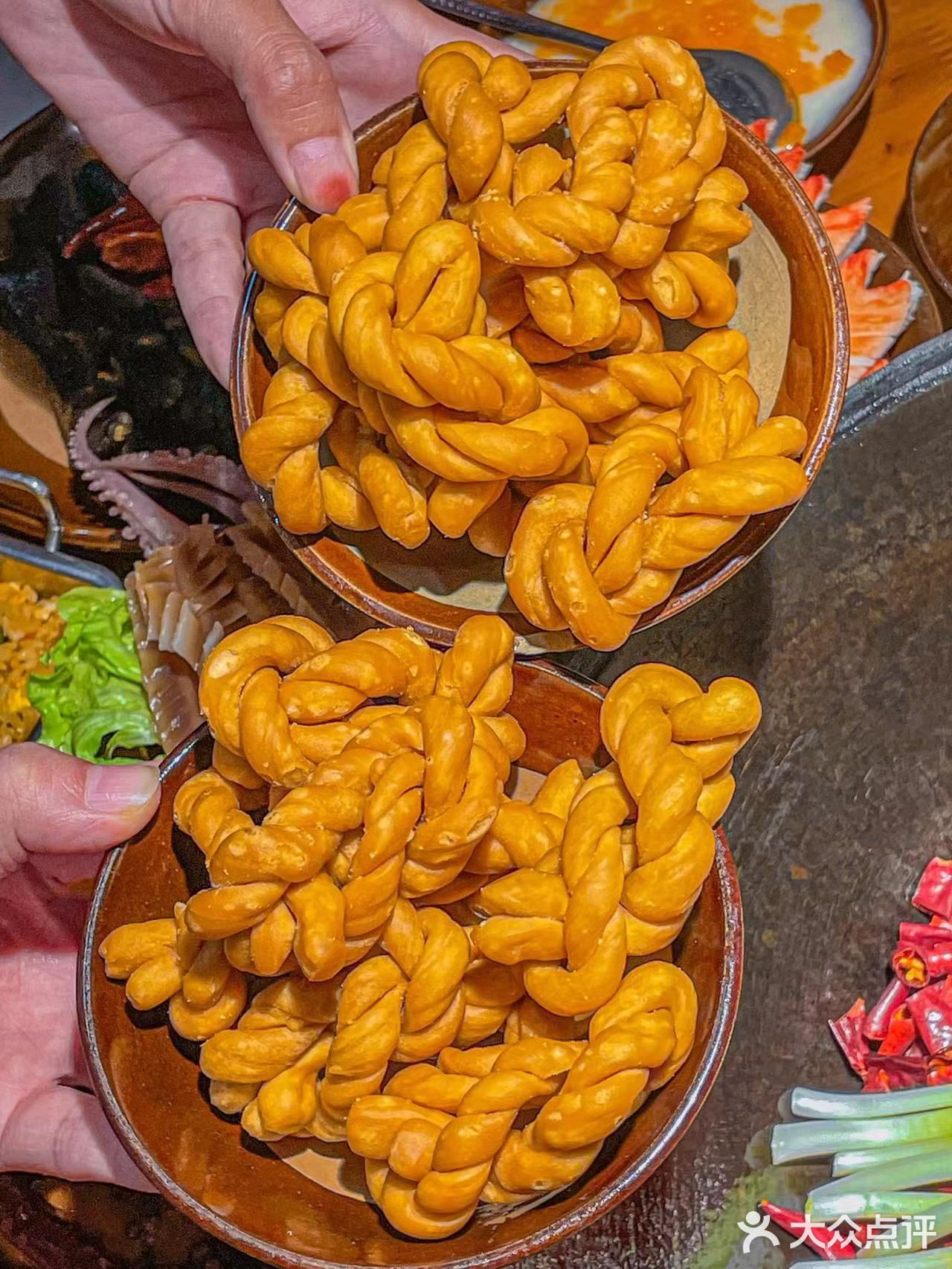 来重庆一定要吃“小破楼火锅”！便宜巨好吃！