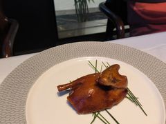 玻璃脆皮乳鸽-名人坊·新派粤菜(河西奥体博览中心金鹰世界店)