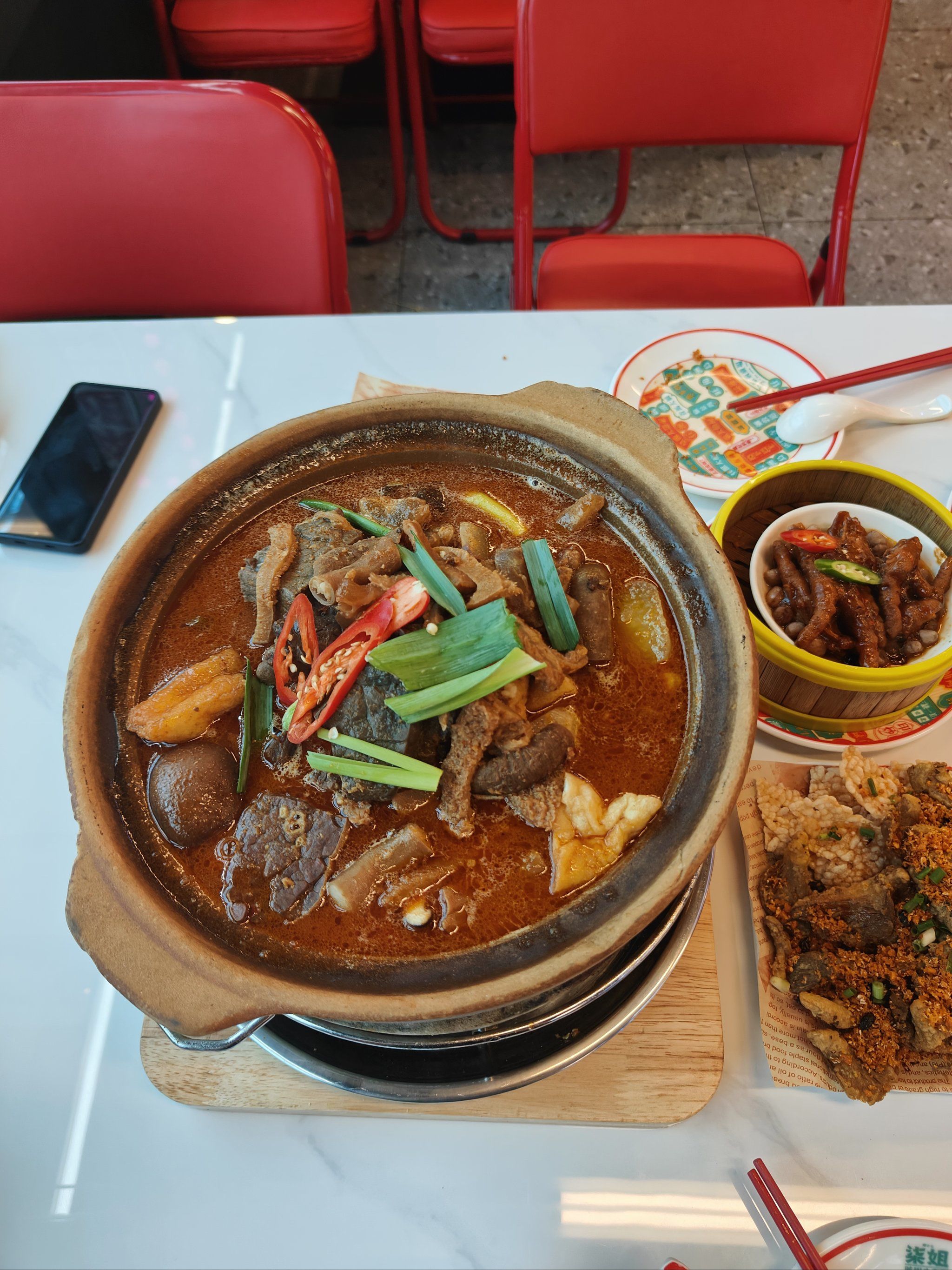 n「柒姐脏脏牛杂煲」可以蘸辣的料不然可能不太好吃
「鲍汁蒸凤爪