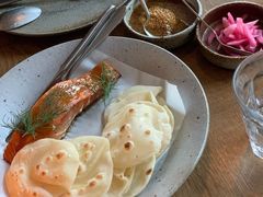 烟熏三文鱼配烤饺子皮和芥末籽酱-BOR Eatery(安福路店)