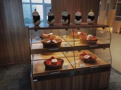 面包甜点陈列柜-大堂吧(大连金石滩绿发希尔顿度假酒店)