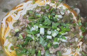 Pickled Vegetable and Pepper Pork Noodles