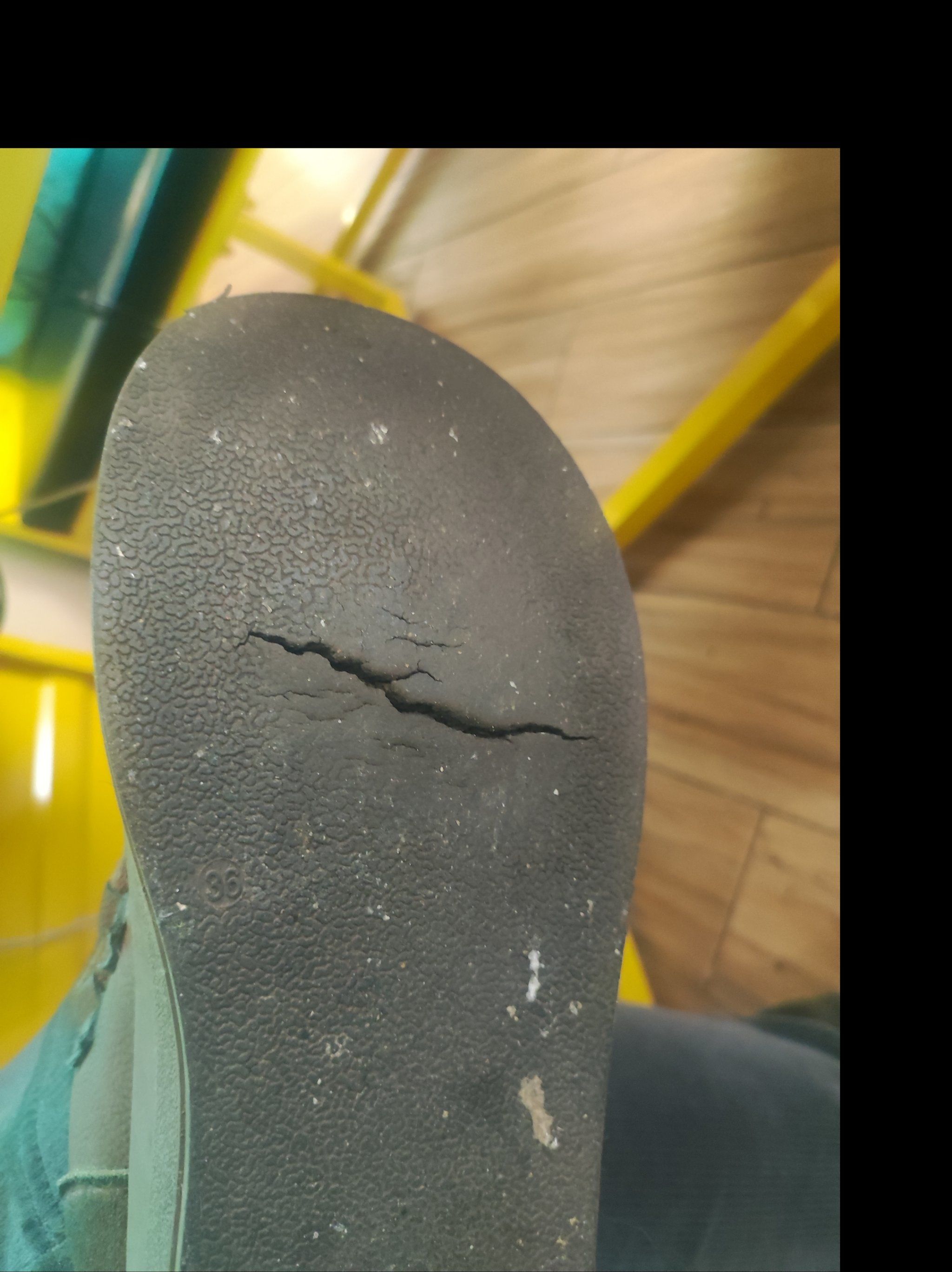 0元玩转这座城走着走着发现鞋子里面湿了,抬脚一看鞋底裂了