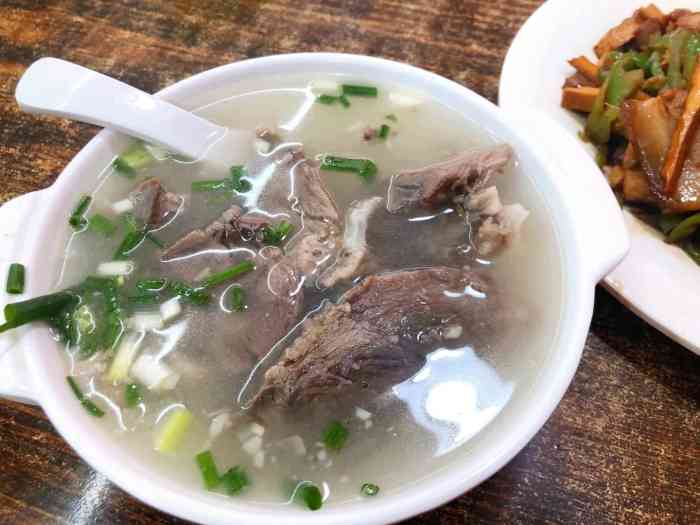 欣雅猪头汤馆-"快餐店,招牌是猪肉汤,图中是小份的.吃一.