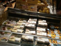 面包甜点陈列柜-bItBakery(岭南站店)
