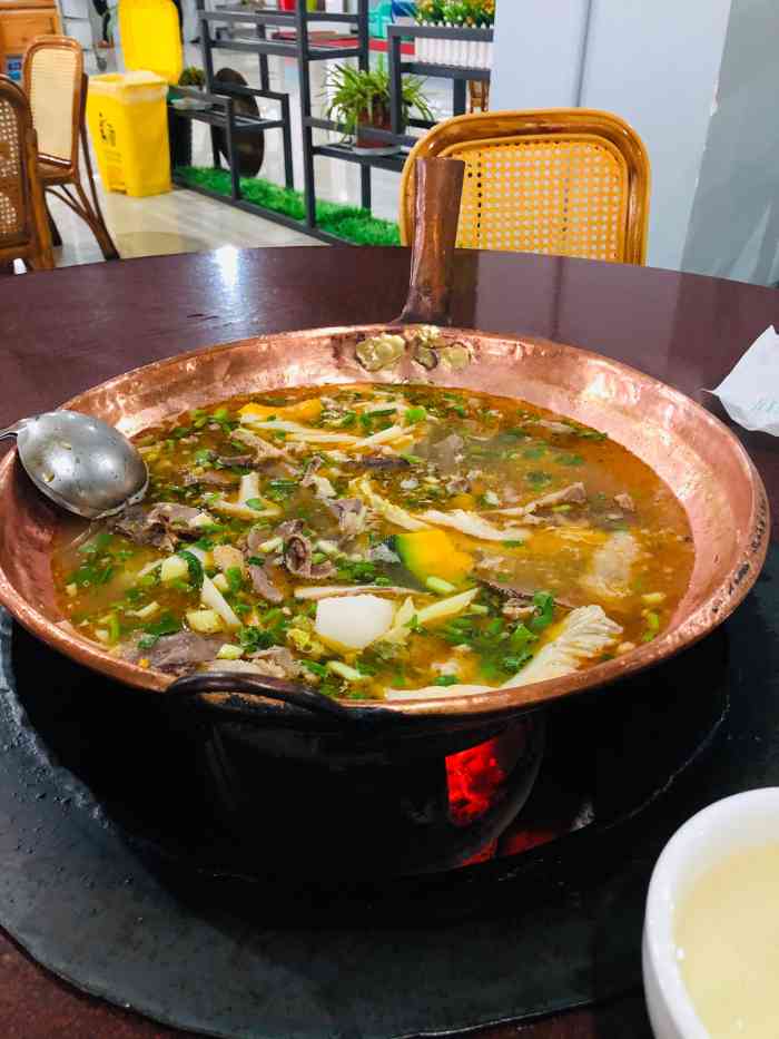 位于市中心的商业区里,并不靠近重点旅游区,号称是当地人吃铜瓢火锅的