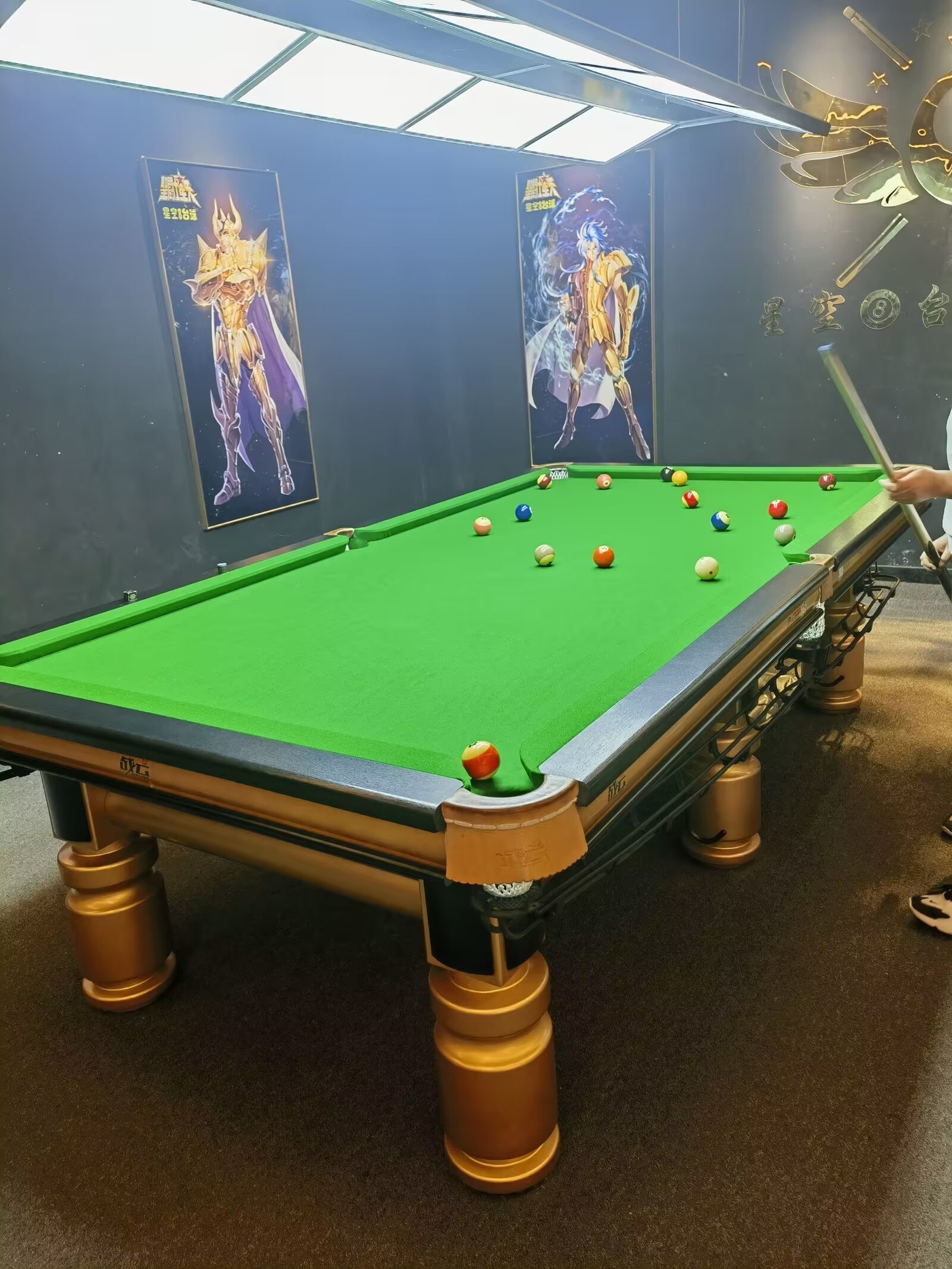 门头沟七号院里面一个地下室台球厅,空气还