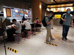 等位区-麦当劳(中山公园龙之梦店)