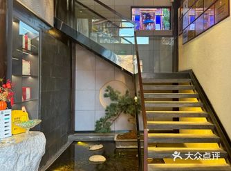 最近去丽江,了解一家名叫七彩云轩的餐厅,那里的环境真
