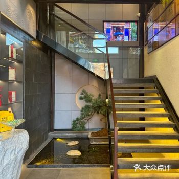 最近去丽江,了解一家名叫七彩云轩的餐厅,那里的环境真