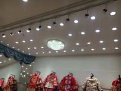 -觅白婚纱礼服馆