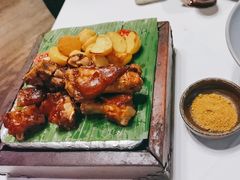 个旧碳烤猪蹄配土豆-泓0871臻选云南菜·味庄