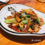都是带皮的，但是皮很烂，一点也不难嚼