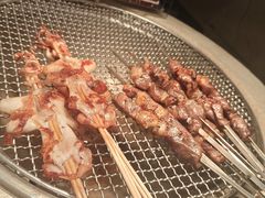 烤羊肉串和鱿鱼-咖啡苑自助餐厅·中国大饭店