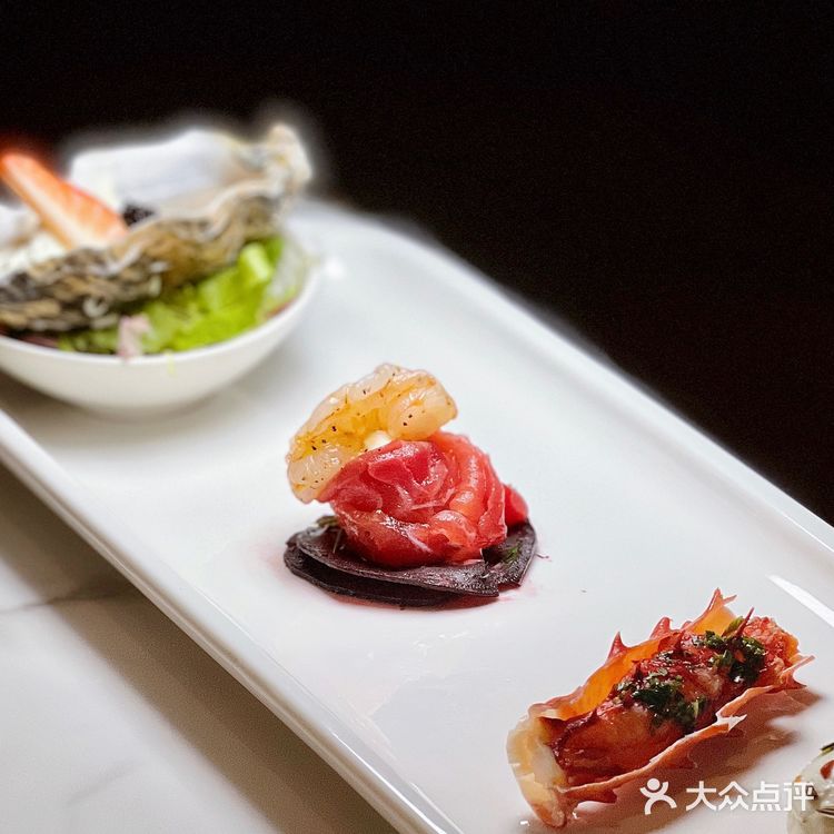 高甜预警｜情人节氛围拉满的烛光晚餐🌹餐厅一楼是玫瑰花花海～