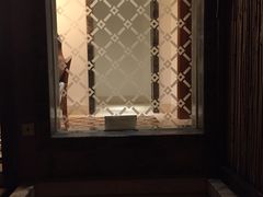 汤池屋对面的是独立的卫生间和沐浴室，两个门相对，互不干扰-和悦庄乡村温泉酒店