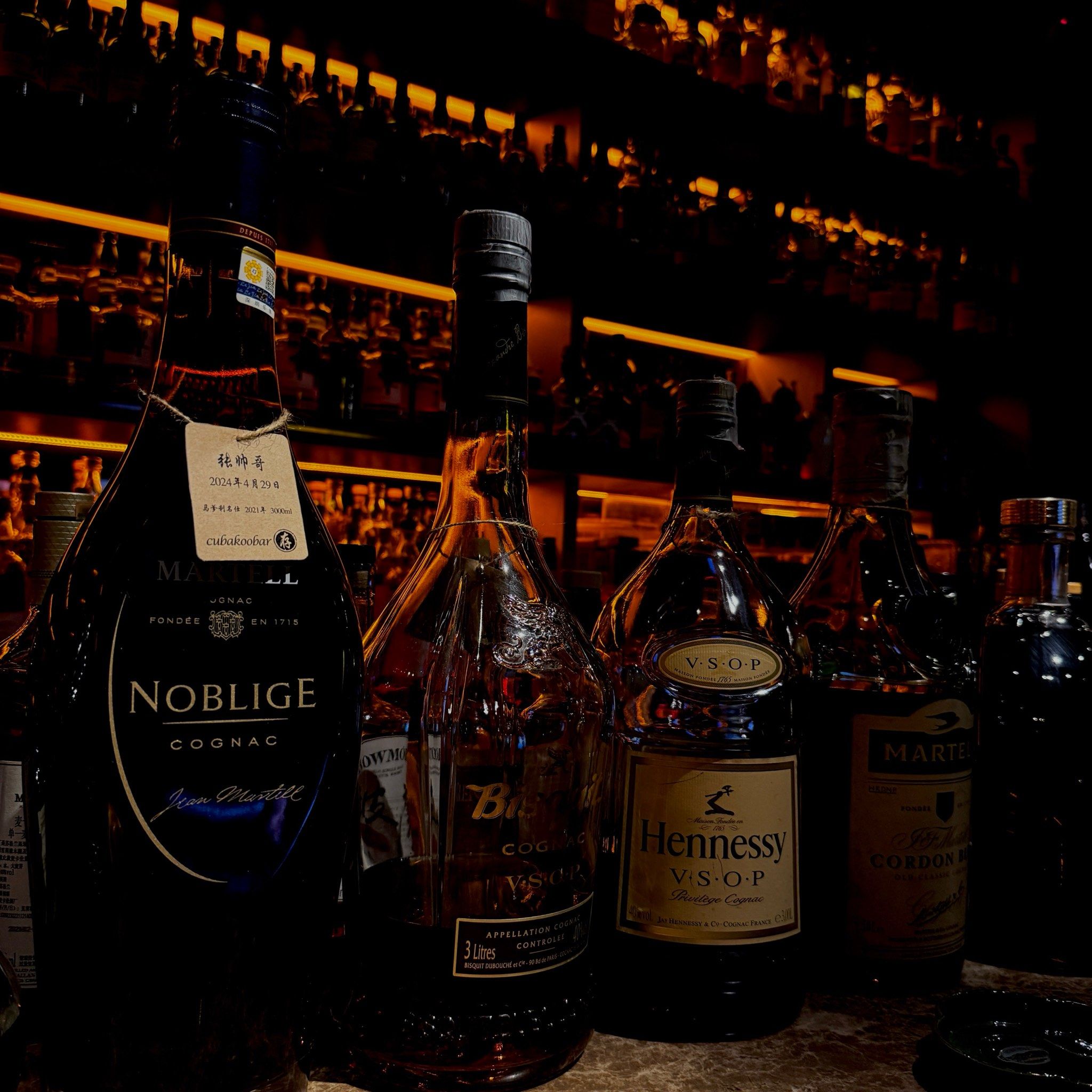 非常有品味威士忌酒吧,几个朋友都在这里存了酒晚上喜欢来这里坐好多