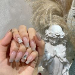 -花岐款式专研健康美甲沙龙