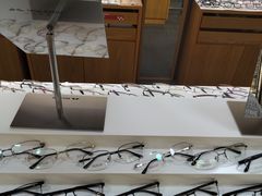 -优医视平价眼镜蔡司依视路折扣工厂店(十里堡店)