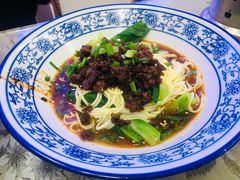 特色炸酱面-渝之汇牛肉豌杂面