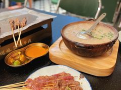 -何妹湿辣牛肉·粤式烧烤砂煲(桂雅路店)