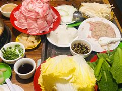 -洞庭洲·防空洞火锅·烧烤·铜锅涮肉(新百广场店)