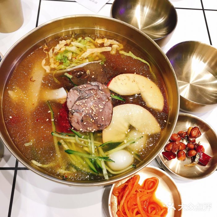 厚有蛋·朝鲜族现压牛肉冷面现压荞麦牛肉冷面图片