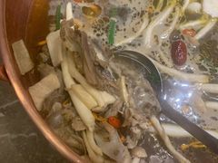 汤里料很足-三人行骨头王火锅(长寿店)