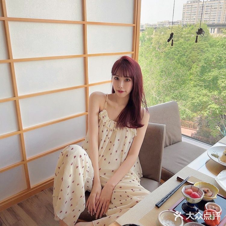 坐在窗边就可以看到南湖的风景