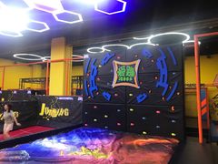 -爱蹦iBOON蹦床运动馆(江汉店)