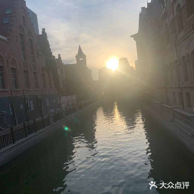 夏天来了，和心爱的人去威尼斯水城划船吃海鲜吧