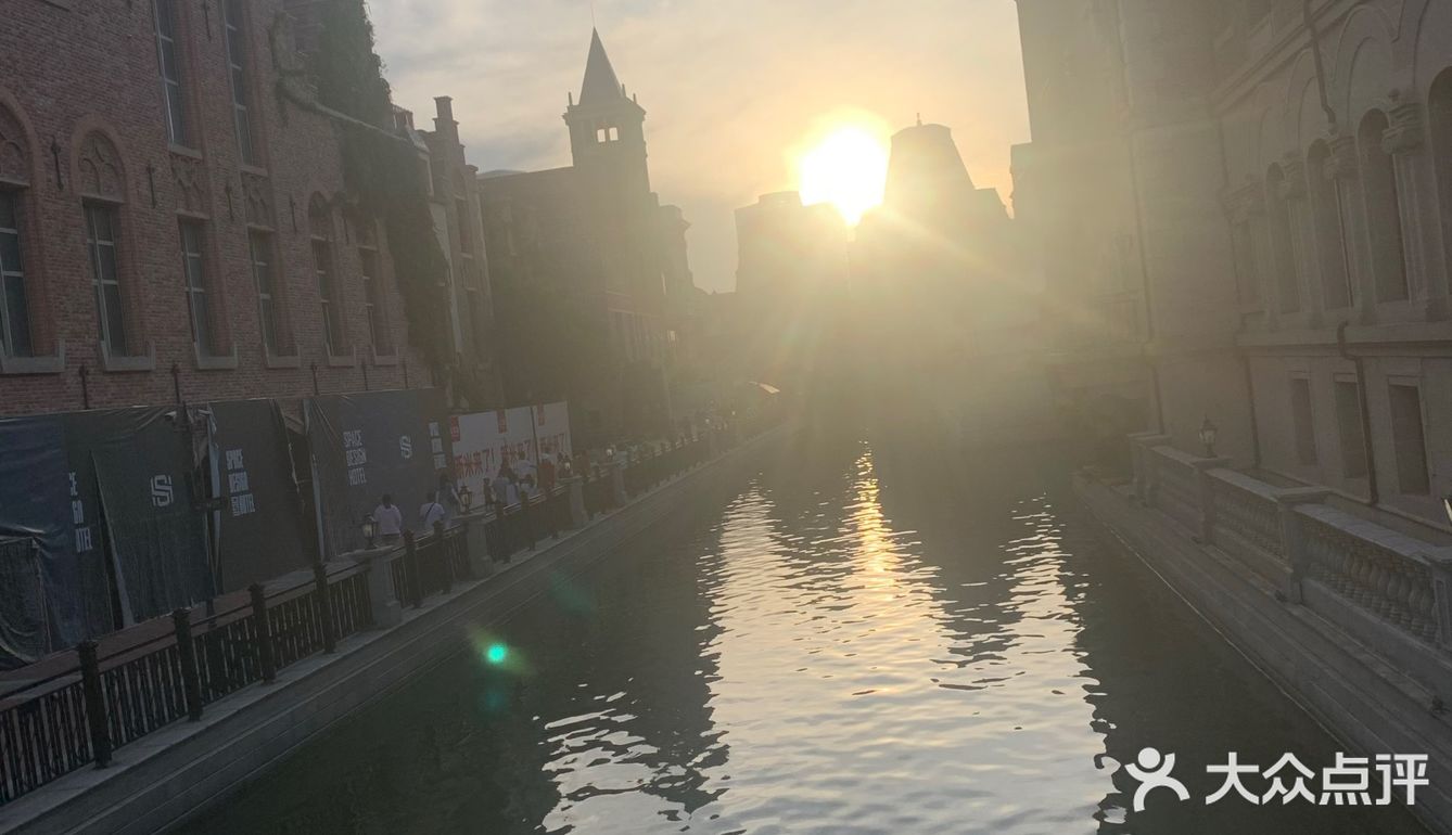 夏天来了，和心爱的人去威尼斯水城划船吃海鲜吧