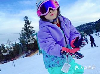 孩子玩滑雪玩的不亦乐乎！
