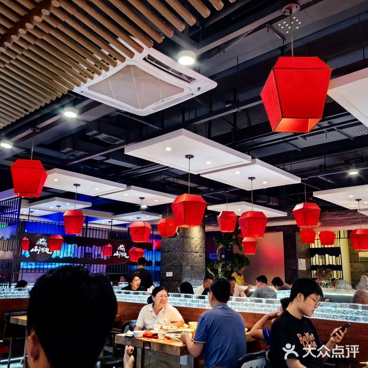 性价比高:这家餐厅的菜品量非常大,性价比极高