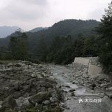 溪水水不深，基本就是齐膝盖