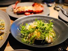 温海鲜色拉配牛油果-Carbon莫卡哆·意大利复古集市餐厅(杭州大厦店)
