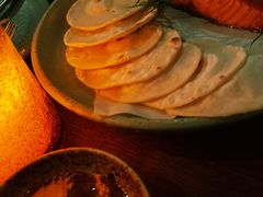 烟熏三文鱼配烤饺子皮和芥末籽酱-BOR Eatery(安福路店)