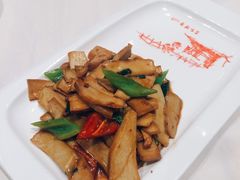 紫苏肉碎炒杏鲍菇-若蘭慈·无国界素食料理(欢乐海岸店)