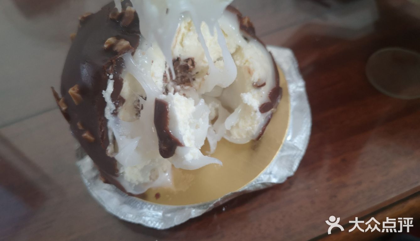 很像鲜奶麻薯 吃了俩略有些腻榴莲爆浆雪媚娘 一般般