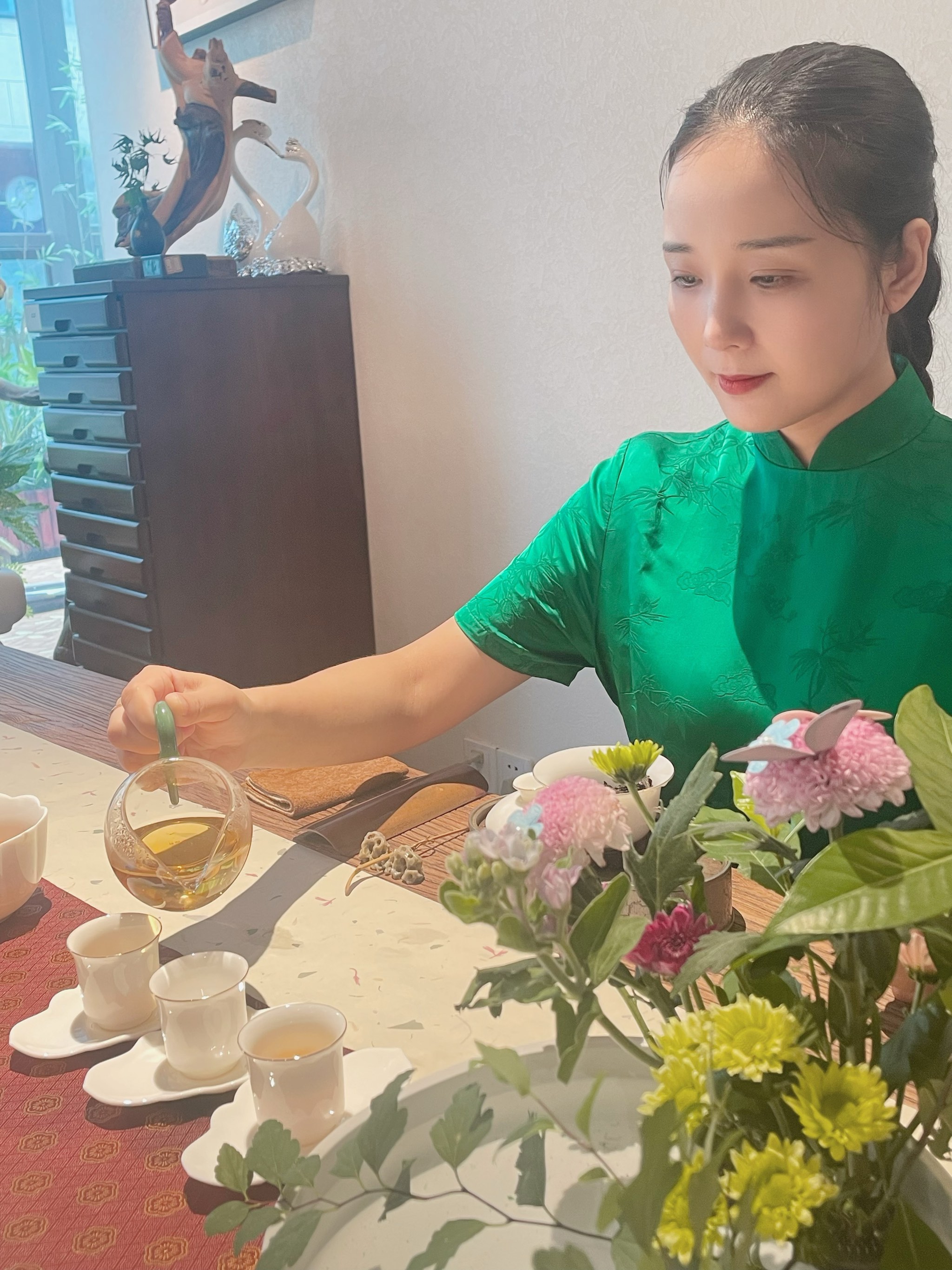 英德红茶最美茶艺师图片