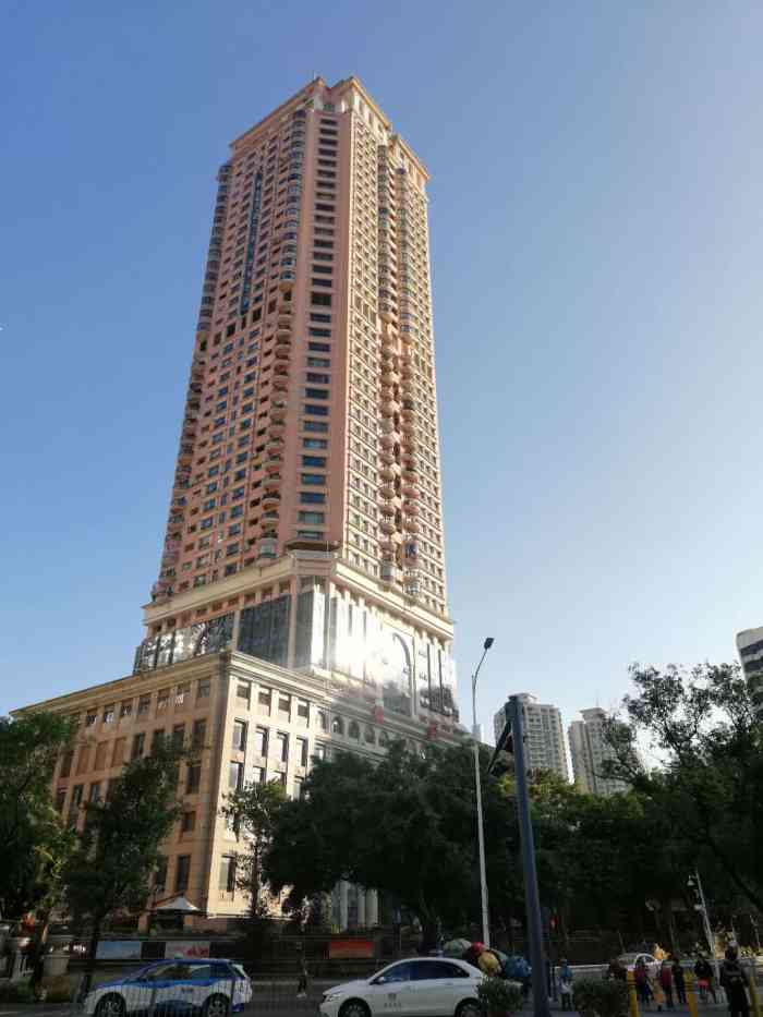 路交汇处,交通不算太方便,坐公交可到【爱国大厦】站下,坐地铁可到