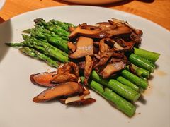 牛肝菌扒芦笋-一坐一忘云南菜(北京skp店)