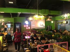 大堂-川渝窈妹纸包鱼·齐齐哈尔烤肉