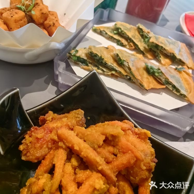 小饭搭子的快乐进餐时光