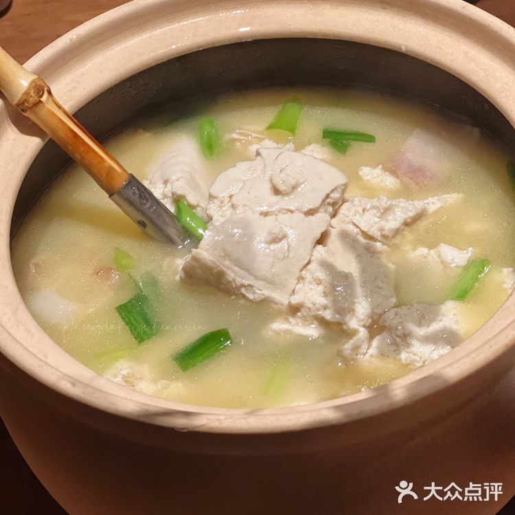 美味的苏浙菜和温润的茶水搭配，江南气息浓郁