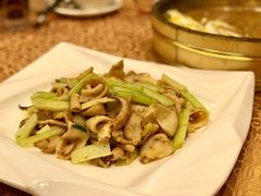 芹菜炒鲜鱿-峰少印宴·私房菜·生猛海鲜·地道水乡菜(万江店)