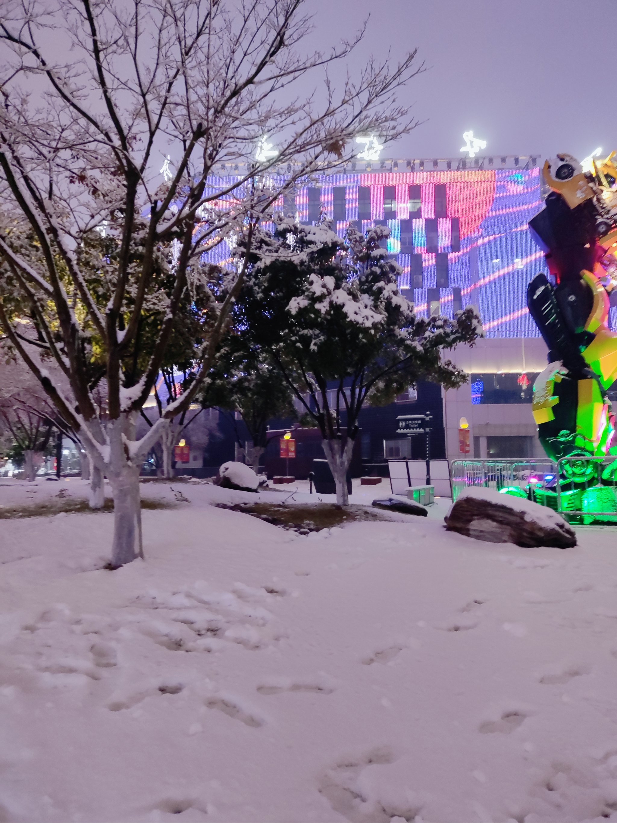 下雪夜景 大街图片