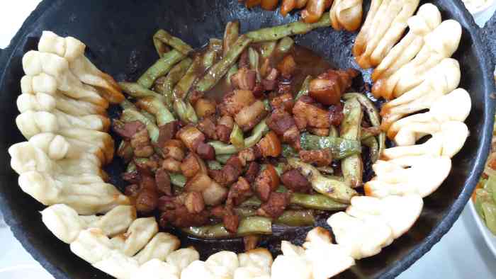 「猪肉炖豆角一锅鲜双人餐」选了猪肉豆角一锅鲜,这一锅有肉有菜有