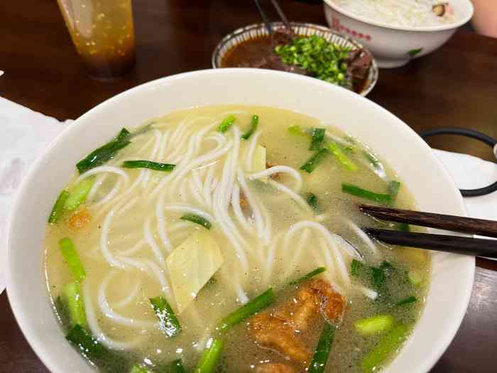 建新园过桥米线(宝善街店)-"经过导游和当地05师傅的推荐,品尝云南