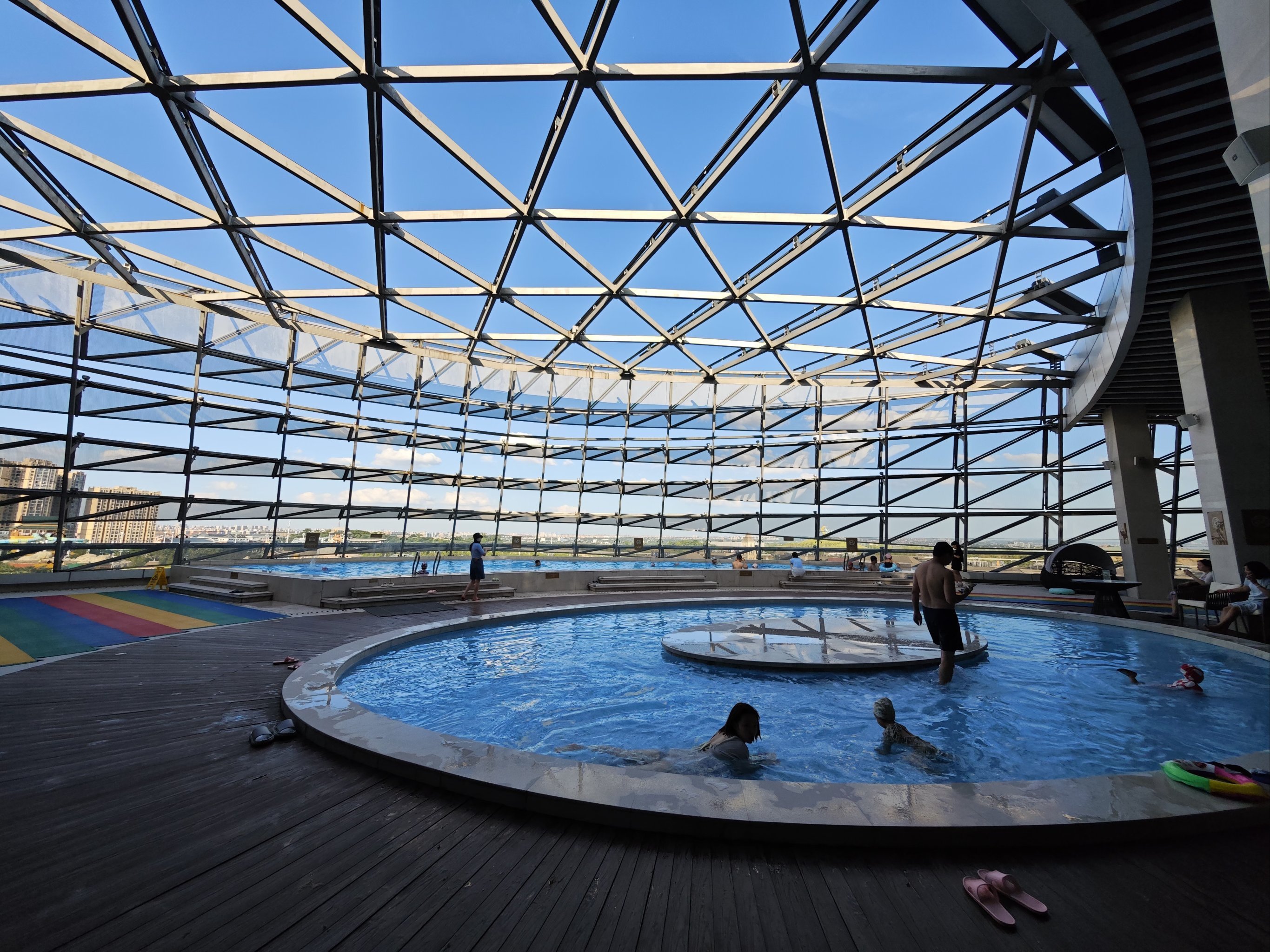 这个泳池拍照📸也太出片了吧!